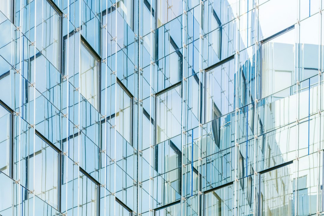 Contemporary office architecture – Christian Ladewig / Unsplash Contemporary glass office architecture with geometric lines